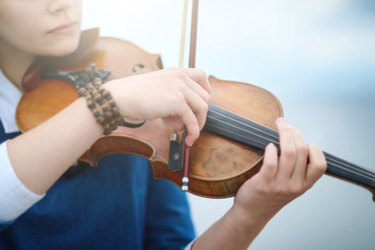The hand of the girl playing the violin.