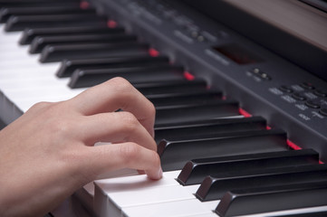 Piyano çalan çocuk elleri, tuşlar, piyano,