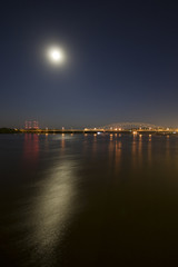 Fototapeta premium Bridge at night over the mighty Mississippi 
