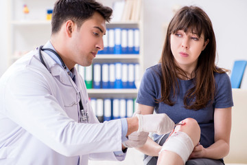 Obraz premium Patient visiting doctor after sustaining sports injury