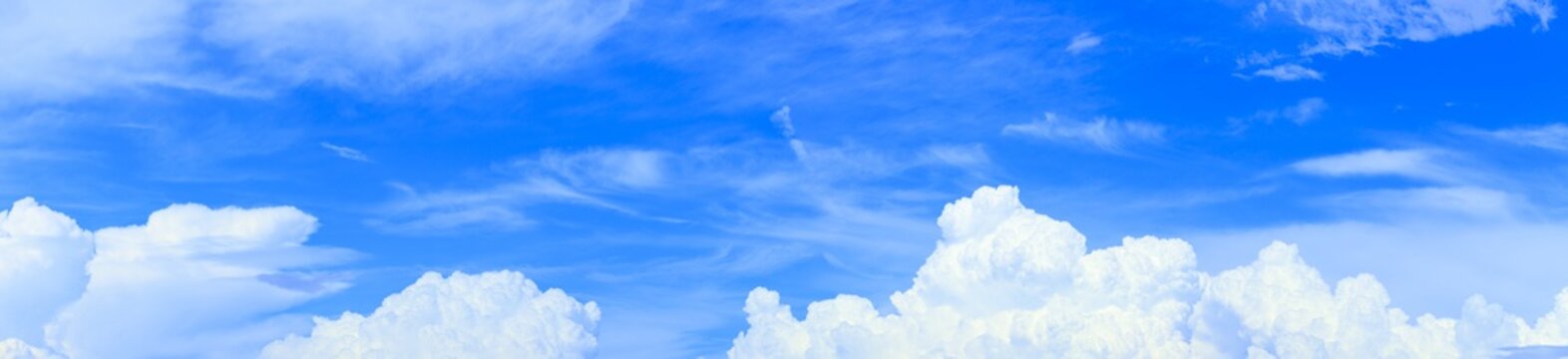 広がる青空と白い雲