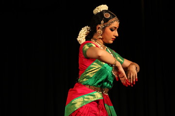 Obraz na płótnie Canvas bharathanatyam is one of the classical dance forms of india,from the state of tamil nadu.the picture is from a stage performance