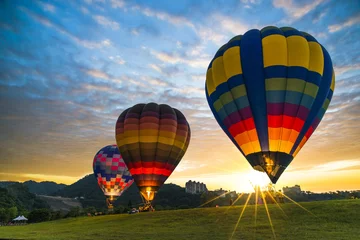 Zelfklevend Fotobehang Heteluchtballon klaar om te vliegen. © Simon Tang