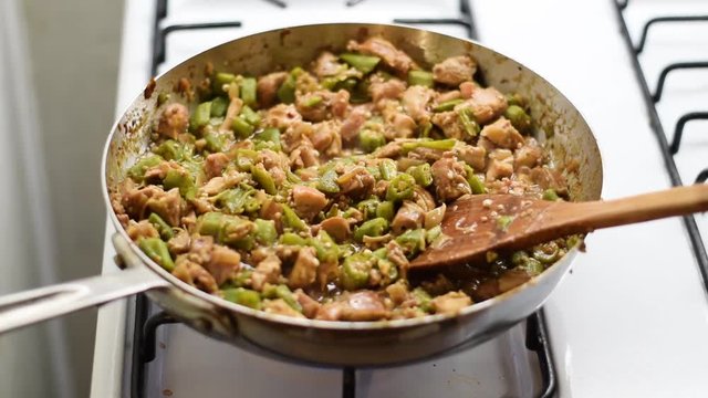 Frango com Quiabo cooking on stovetop