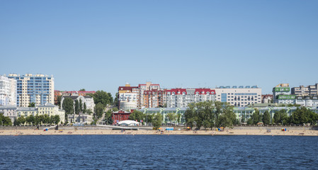 Obraz premium Volga river embankment in Samara, Russia. Panoramic view of the city. On a Sunny summer day. 28 June 2018