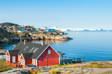 Fotobehang Poolcirkel Kleurrijke huizen aan de kust van de Atlantische Oceaan in Ilulissat, West-Groenland