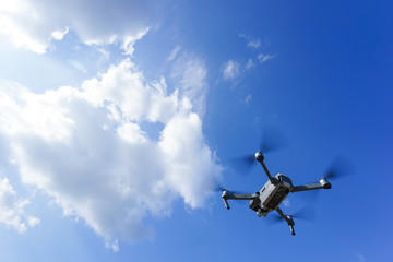 飛行するドローン