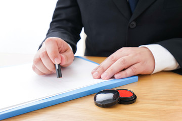 契約するビジネスパーソン