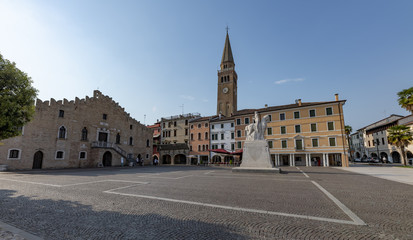Portogruaro, piazza della Repubblica con il Municipio storico - panorama cittadino