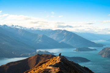 Les gens apprécient avec un beau paysage des montagnes et du lac Wanaka. Roys Peak Track, île du Sud, Nouvelle-Zélande.