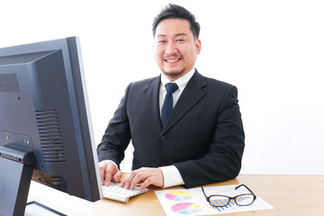 デスクワークをするビジネスパーソン