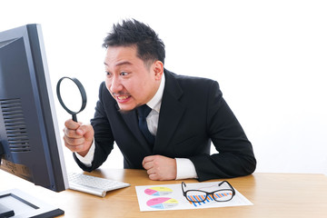 調査するビジネスパーソン