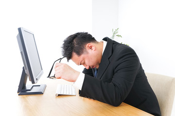 疲労を感じるビジネスパーソン