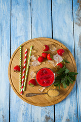 Naklejka premium strawberry lemonade on wooden surface