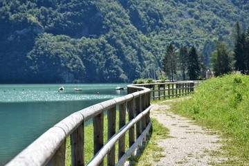 Obraz premium Tipico lago di montagna con sentiero