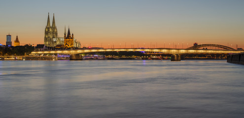 rheinbrücke bei köln deutz mit kölner dom