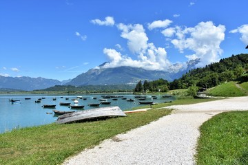 Panorama passeggiata lungo lago di montagna 