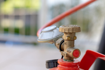 Ventil einer roten Gasflasche mit druckregler 