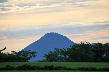 Fototapeta premium Nabeyama rises into clouds at sunset on the Tottori coast