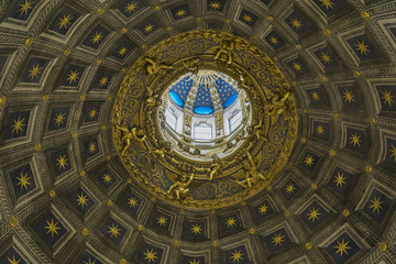 Fototapeta na wymiar Interior of Siena cathedral in Italy