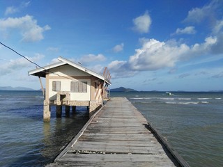Casa en el muelle en la costa de Filipinas 