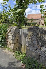 gartentür in einer natursteinmauer