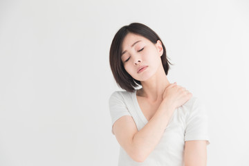 白T・女性・白バック