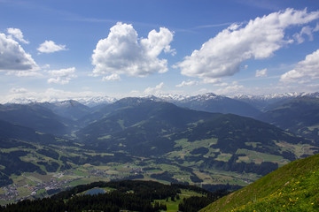 Fototapeta na wymiar Tal blick von den Alpen