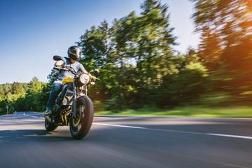Obraz premium motocykl na drodze. zabawy na pustej drodze podczas wycieczki motocyklowej / podróży