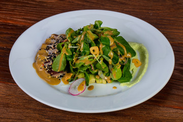 Tuna salad with beans