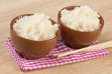 Reis in Schüsseln
