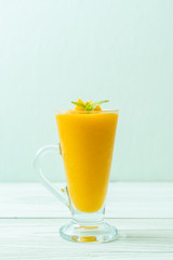 fresh mango smoothies