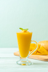 fresh mango smoothies