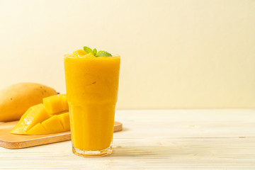 fresh mango smoothies