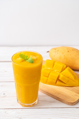 Fototapeta na wymiar fresh mango smoothies