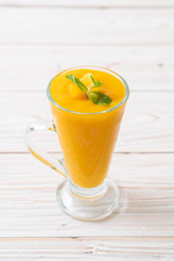 fresh mango smoothies