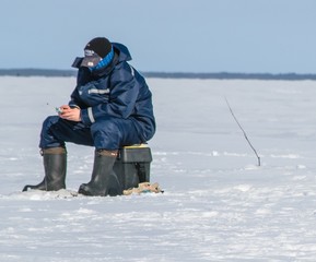Fototapeta na wymiar Ice fishing in the Rybinsk reservoir
