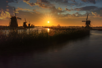 Fototapeta premium Twight light sunrise on the Unesco heritage windmill silhouette at the middle of the canal, Alblasserdam, Netherlands