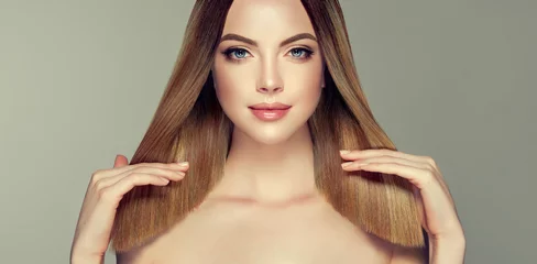 Rolgordijnen Kapsalon Mooi model meisje met glanzend bruin en recht lang haar. Keratine rechttrekken. Behandeling, zorg en spa procedures. Halflang kapsel. Kleuren, ombre en highlighten