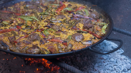 paella española de arroz cocinada con fuego