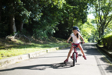 自転車に乗る女の子