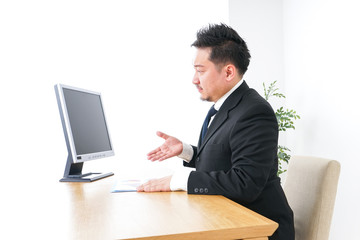 不動産の営業をするビジネスパーソン