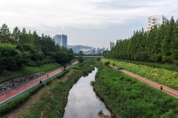 Obraz premium Jogging pathway near Han River