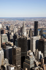Fototapeta premium Podniesiony widok z Empire State Building w kierunku Manhattanu, od strony East River, z budynkiem Chryslera i mostem Ed Koch Queensboro w tle w Nowym Jorku