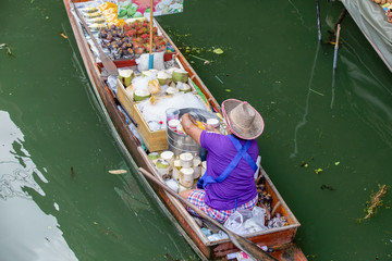 Fototapeta na wymiar Damnoen Saduak Floating Market near Bangkok in Thailand