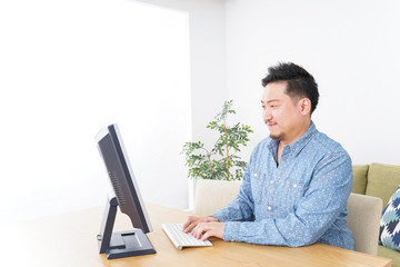 ネットショッピングする男性