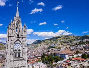 Fotobehang Ecuador, uitzicht op de stad van Quito van gotische Basilica del Voto Nacional klokkentoren © SimoneGilioli