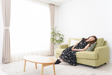 自宅でくつろぐ女性