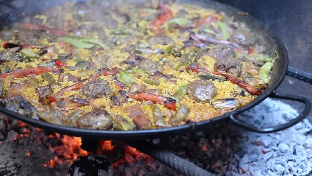 Paella valenciana cocinada en espa&ntilde;a