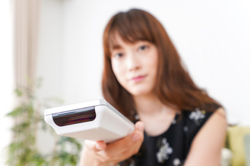 自宅でテレビを見る女性